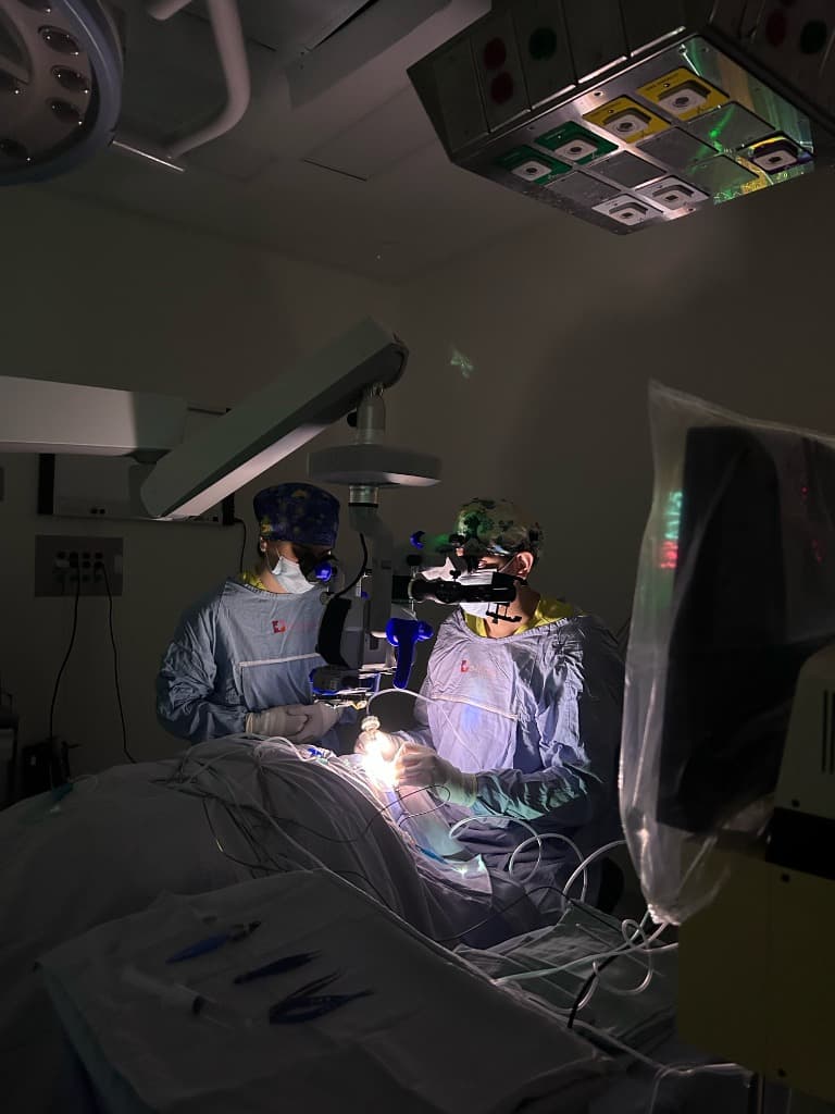 Microcirugía oftalmológica en quirófano con microscopio quirúrgico