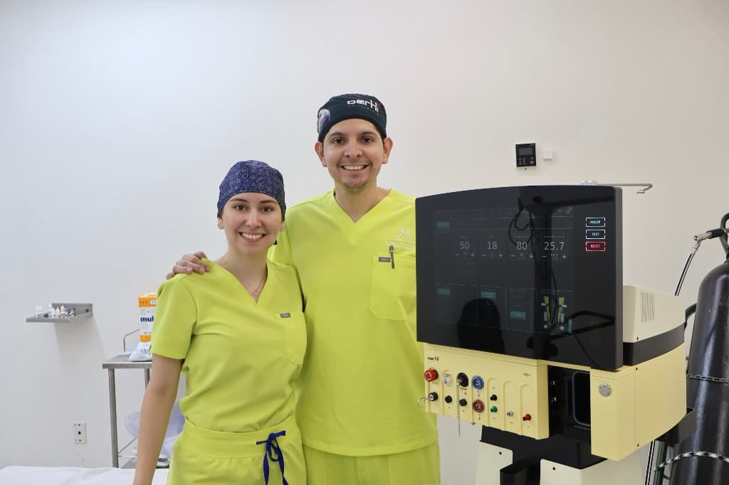Dra. Vanessa Tirado y Dr. Manuel Trujillo con equipo suizo Oertli OS4