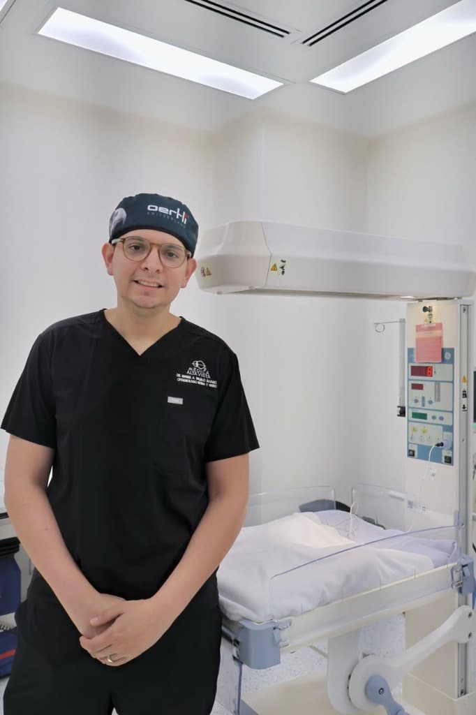 Dr. Manuel Trujillo en atención de retinopatía del prematuro en cuna neonatal