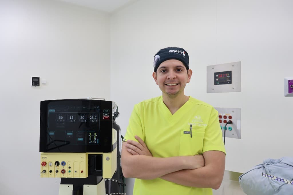 Dr. Manuel Trujillo con equipo quirúrgico suizo Oertli OS4 en quirófano